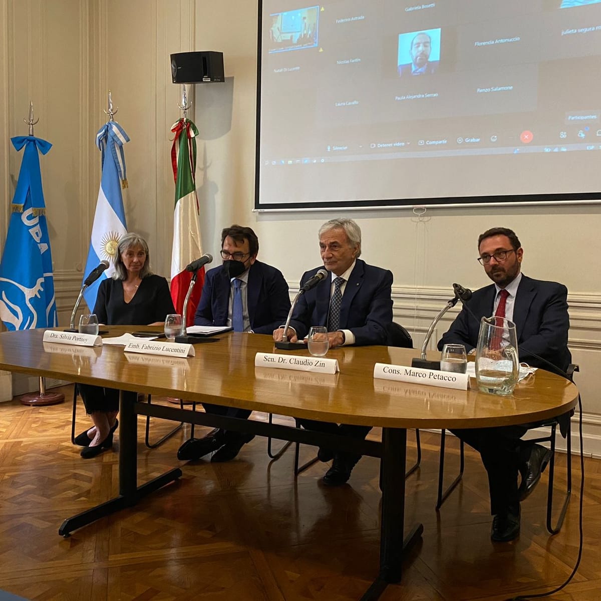 ItalyinARG's tweet photo. El Embajador Lucentini participa de la ceremonia de cierre de la Diplomatura en Estudios y Gestión de las Asociaciones de la Colectividad 🇮🇹 en 🇦🇷.
¡Felicitaciones a los estudiantes que han completado los estudios! 🎓

@ItaliaenBsAs @ItalyMFA https://t.co/Z3zxAd0PoB