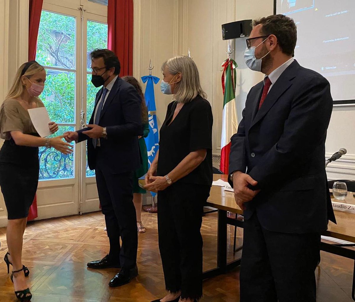 ItalyinARG's tweet photo. El Embajador Lucentini participa de la ceremonia de cierre de la Diplomatura en Estudios y Gestión de las Asociaciones de la Colectividad 🇮🇹 en 🇦🇷.
¡Felicitaciones a los estudiantes que han completado los estudios! 🎓

@ItaliaenBsAs @ItalyMFA https://t.co/Z3zxAd0PoB