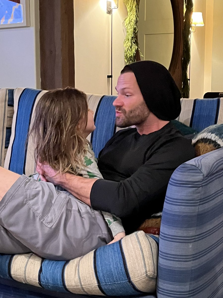 Simran2402's tweet photo. ~ 💖 #JaredPadalecki with his Daughter #OdettePadalecki 💖 ~ #new @jarpad ☺️😘😍💖🥰💋🧔👕🩳🧢🛋️👨‍👧💍💎🏡🌇💚🎅🎄🌟🎁🕯️🦌🛷🕎🔔⛸️🤶❤️🧣🧤👢🍭🍫🥛🍬🍪❄️☃️🗻💈💙📷🆕👍 https://t.co/CNiD4WJkDV