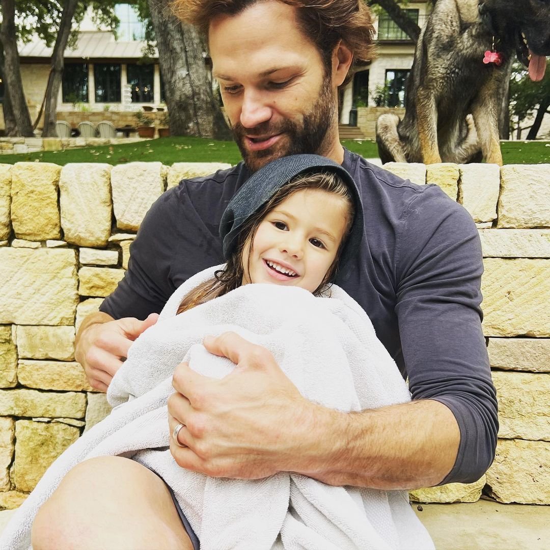 Simran2402's tweet photo. ~ 💖 #JaredPadalecki with his Daughter #OdettePadalecki 💖 ~ #new @jarpad ☺️😘😍💖🥰💋🧔👕🩳🧢🛋️👨‍👧💍💎🏡🌇💚🎅🎄🌟🎁🕯️🦌🛷🕎🔔⛸️🤶❤️🧣🧤👢🍭🍫🥛🍬🍪❄️☃️🗻💈💙📷🆕👍 https://t.co/CNiD4WJkDV