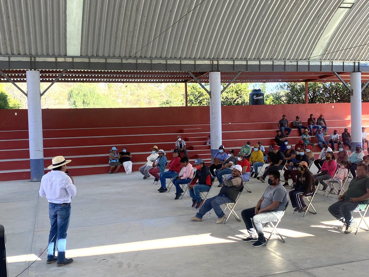 afodepoac's tweet photo. Cumplimos un compromiso más en La Compañía Ejutla de Crespo, al lado de nuestra líder “Tía Jose” entregamos acciones de Techo Firme, acompañados por Rigoberto Guzmán el Presidente Municipal, a quien agradecemos el apoyo y recibimiento, para seguir beneficiando a más familias. https://t.co/z36n1oPuAg