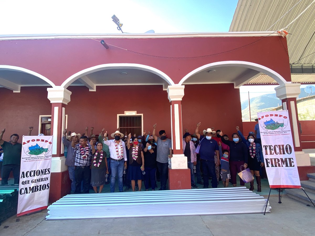 afodepoac's tweet photo. Cumplimos un compromiso más en La Compañía Ejutla de Crespo, al lado de nuestra líder “Tía Jose” entregamos acciones de Techo Firme, acompañados por Rigoberto Guzmán el Presidente Municipal, a quien agradecemos el apoyo y recibimiento, para seguir beneficiando a más familias. https://t.co/z36n1oPuAg