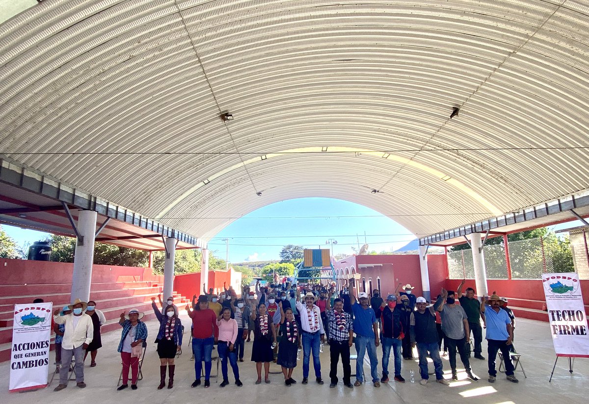 afodepoac's tweet photo. Cumplimos un compromiso más en La Compañía Ejutla de Crespo, al lado de nuestra líder “Tía Jose” entregamos acciones de Techo Firme, acompañados por Rigoberto Guzmán el Presidente Municipal, a quien agradecemos el apoyo y recibimiento, para seguir beneficiando a más familias. https://t.co/z36n1oPuAg