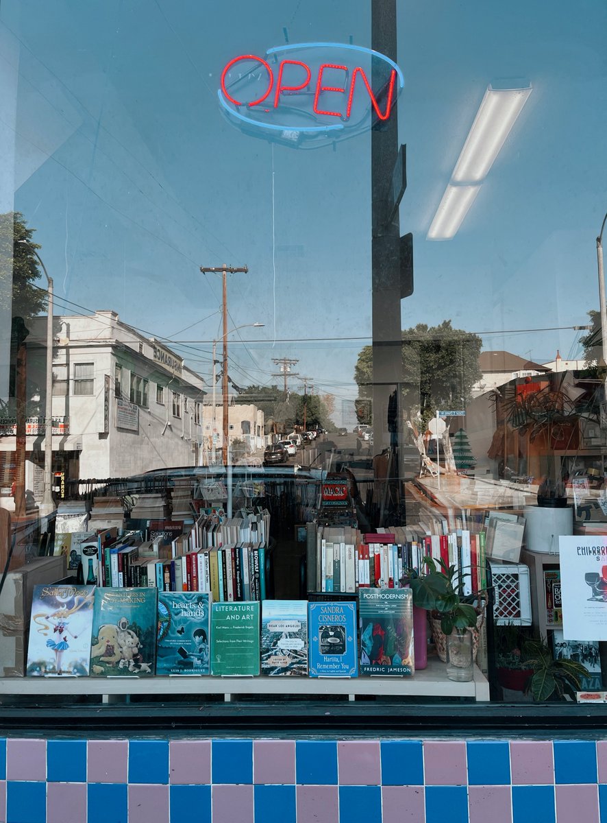 sasiteee's tweet photo. Other Books, Comics, and Zines (@.otherbooksla) / ร้านหนังสือทั้งมือสองมือหนึ่งและอื่นๆตามชื่อร้าน ขนาดเล็กเมื่อเทียบกับปริมาณหนังสือ แต่ชอบที่ทุกเล่มถูกจัดวางได้อย่างหยิบ-able ไม่แน่นจนดึงไม่ออกแต่มีวางซ้อนชั้นในบ้างแบบเสียไม่ได้ เยอะเกิน 555 https://t.co/rVJdEDnMzL