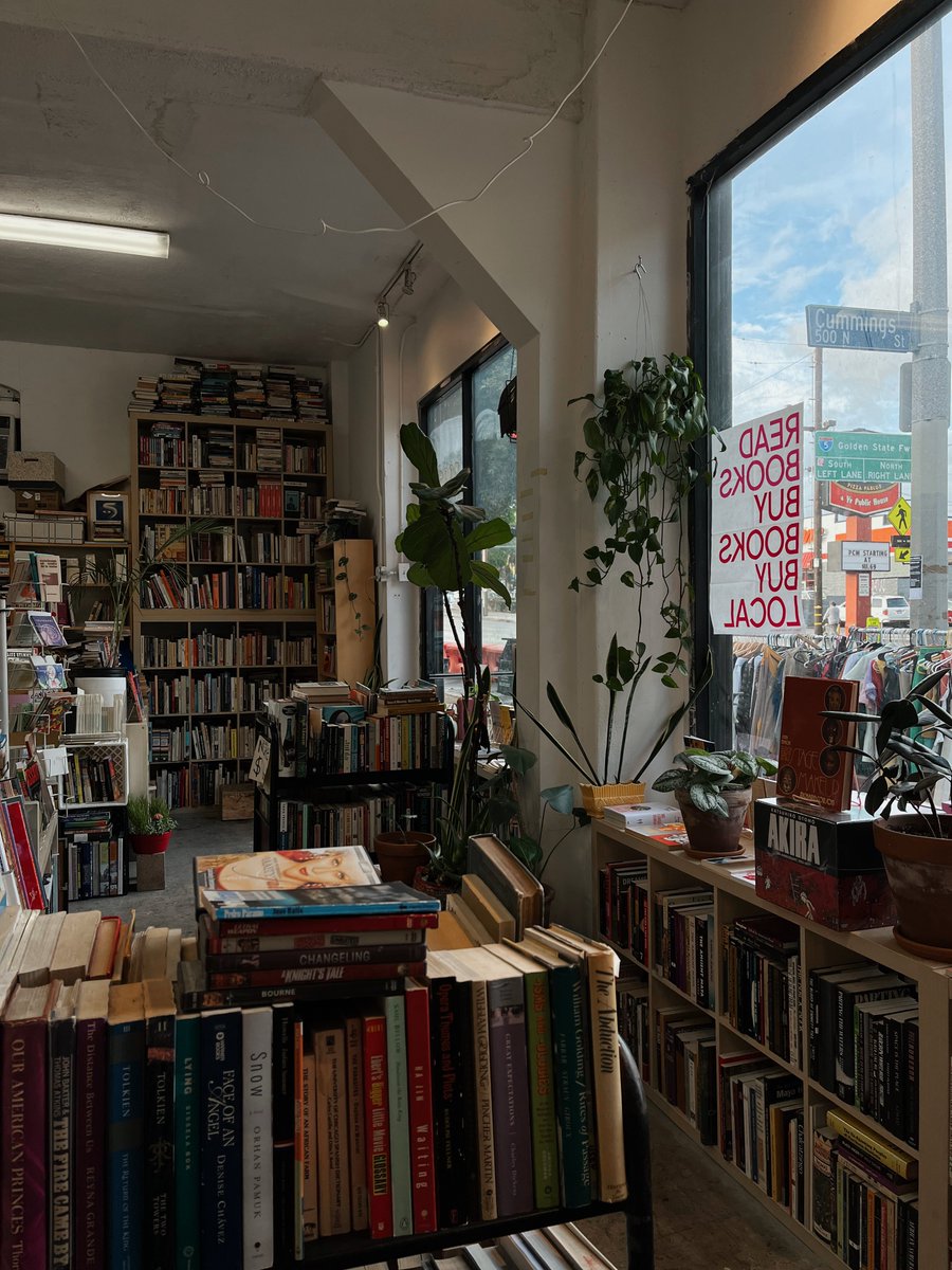 sasiteee's tweet photo. Other Books, Comics, and Zines (@.otherbooksla) / ร้านหนังสือทั้งมือสองมือหนึ่งและอื่นๆตามชื่อร้าน ขนาดเล็กเมื่อเทียบกับปริมาณหนังสือ แต่ชอบที่ทุกเล่มถูกจัดวางได้อย่างหยิบ-able ไม่แน่นจนดึงไม่ออกแต่มีวางซ้อนชั้นในบ้างแบบเสียไม่ได้ เยอะเกิน 555 https://t.co/rVJdEDnMzL