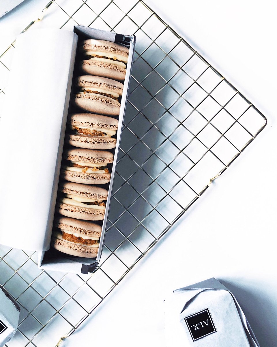 alxcafe's tweet photo. Caramel Stroopwafel macs! #Macarons https://t.co/0Zxd3Wjiuf