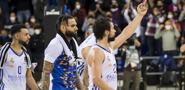 palauresist's tweet photo. Ojo que @23Llull nos señala donde está el avión😜✈️
Quedaros con esta foto cuando os quieran dar lecciones. https://t.co/QAL8FrPUjJ
