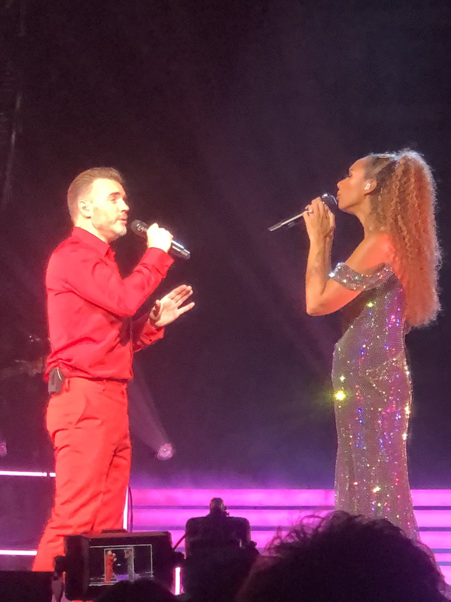 Rachy_TT's tweet photo. @GaryBarlow @leonalewis @sAnDi_TT how magical was this moment ❤️ https://t.co/YxyQbMYKQo
