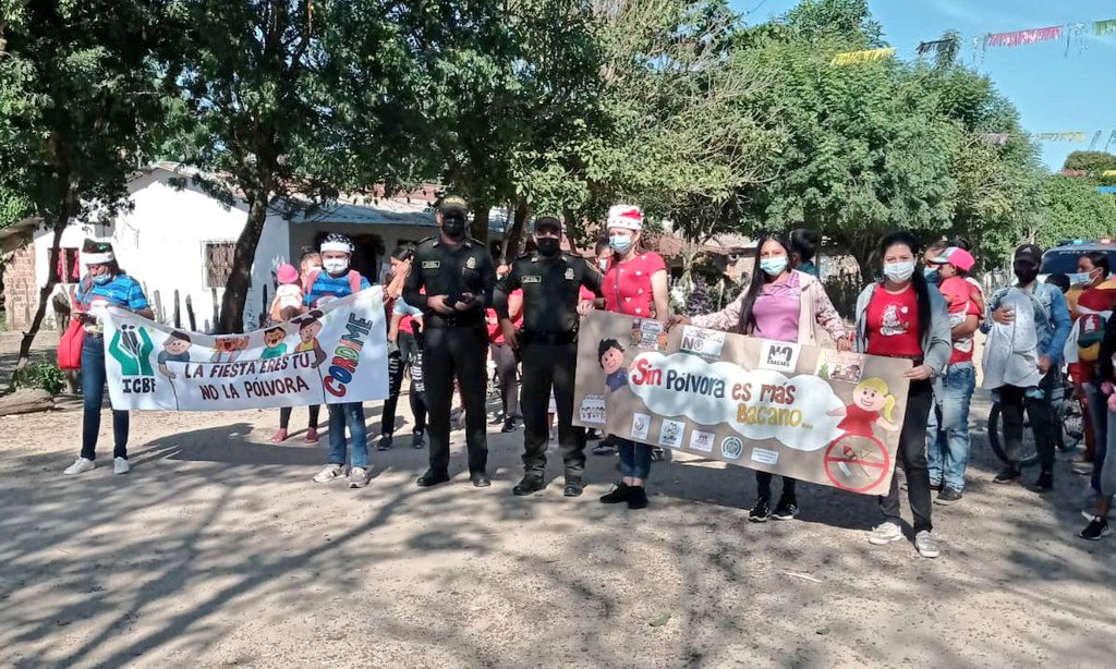 PoliciaBolivar's tweet photo. #SanFernando| "Sin pólvora y en familia" es la campaña preventiva contra el uso de la pólvora en #Bolívar, en coordinación con nuestro grupo #PRECI y Comisaría de familia, sobre los daños y consecuencias que tiene el uso inadecuado de la pólvora. #ElMejorRegaloEs tu vida. https://t.co/EebovfPQIt