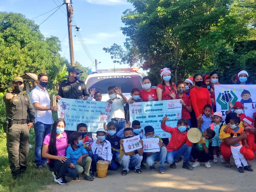 PoliciaBolivar's tweet photo. #SanFernando| "Sin pólvora y en familia" es la campaña preventiva contra el uso de la pólvora en #Bolívar, en coordinación con nuestro grupo #PRECI y Comisaría de familia, sobre los daños y consecuencias que tiene el uso inadecuado de la pólvora. #ElMejorRegaloEs tu vida. https://t.co/EebovfPQIt