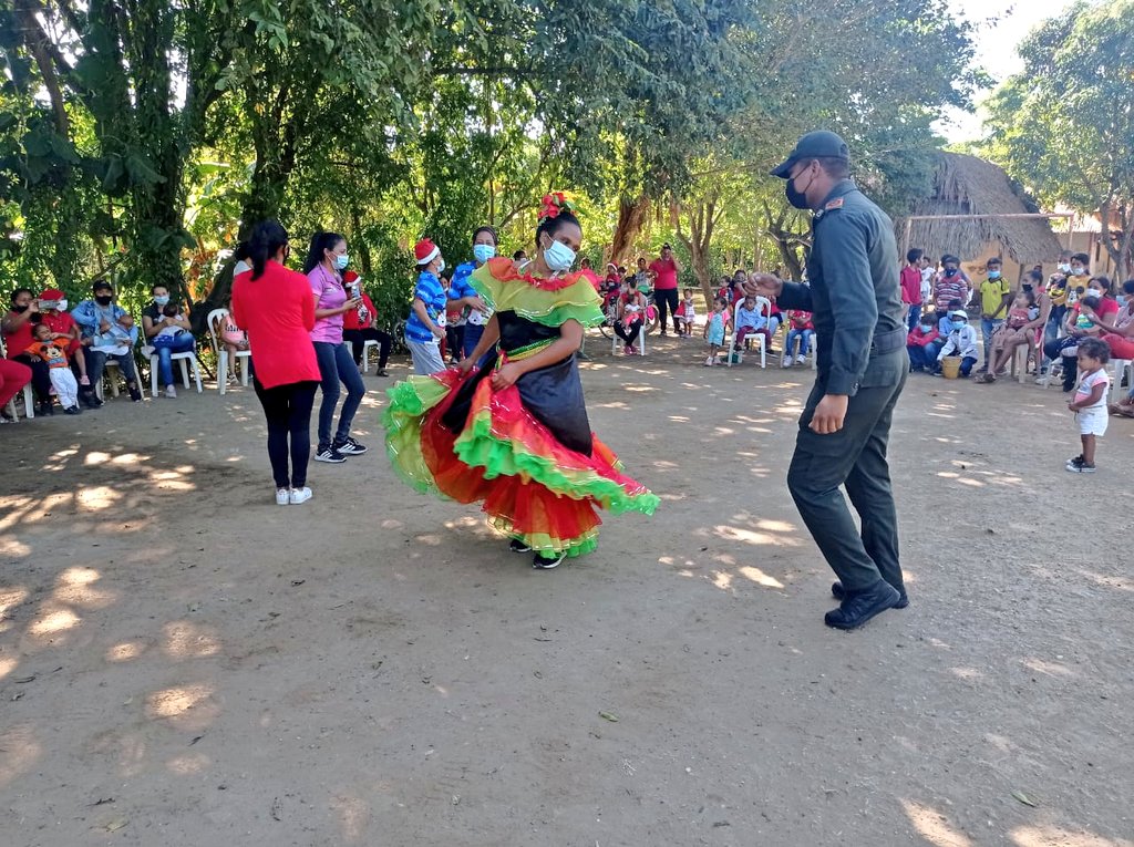 PoliciaBolivar's tweet photo. #SanFernando| "Sin pólvora y en familia" es la campaña preventiva contra el uso de la pólvora en #Bolívar, en coordinación con nuestro grupo #PRECI y Comisaría de familia, sobre los daños y consecuencias que tiene el uso inadecuado de la pólvora. #ElMejorRegaloEs tu vida. https://t.co/EebovfPQIt
