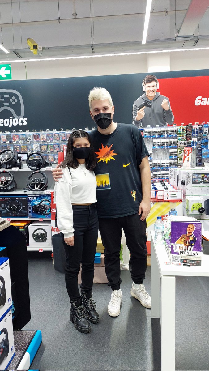 MihuuV's tweet photo. Hoy es día más feliz de mi vida, pude a conocer a unos soles enormes. Cabe decir que @MomonKun_  y @soyvioletag son súper amables, enserio son un amor  y la verdad no sabía quien estaba más avergonzado si @Perxitaa o yo jahajahaja.
Solo me queda decir que os amo 3000🥺💙💙💙 https://t.co/3pOiFCYEaK
