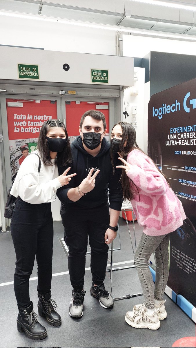 MihuuV's tweet photo. Hoy es día más feliz de mi vida, pude a conocer a unos soles enormes. Cabe decir que @MomonKun_  y @soyvioletag son súper amables, enserio son un amor  y la verdad no sabía quien estaba más avergonzado si @Perxitaa o yo jahajahaja.
Solo me queda decir que os amo 3000🥺💙💙💙 https://t.co/3pOiFCYEaK