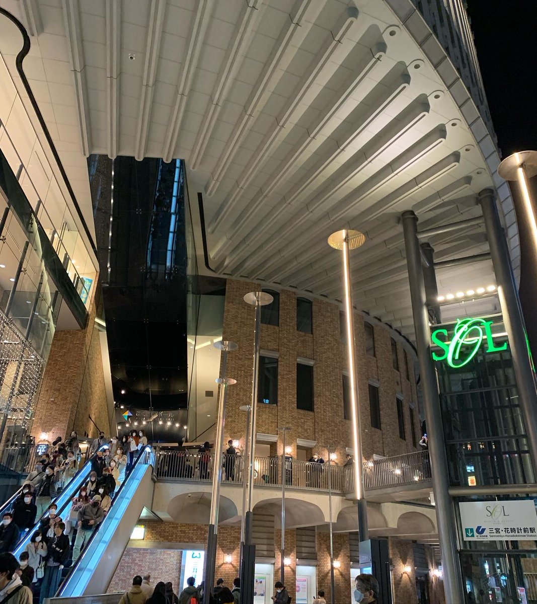 freekaz's tweet photo. 10年前のJPN神戸公演が初参戦。初めて見たライブは二階席の最後部だったけど演出が素晴らしくて「ついていくのはPerfumeしかない」と。リフレイムは彼女たちの言葉通り可能性があるコンテンツで常設会場ができたらいいなぁ。爆音を浴びてリフレッシュするには最高wチームPerfumeありがとう。#prfm https://t.co/giIjO39hUh