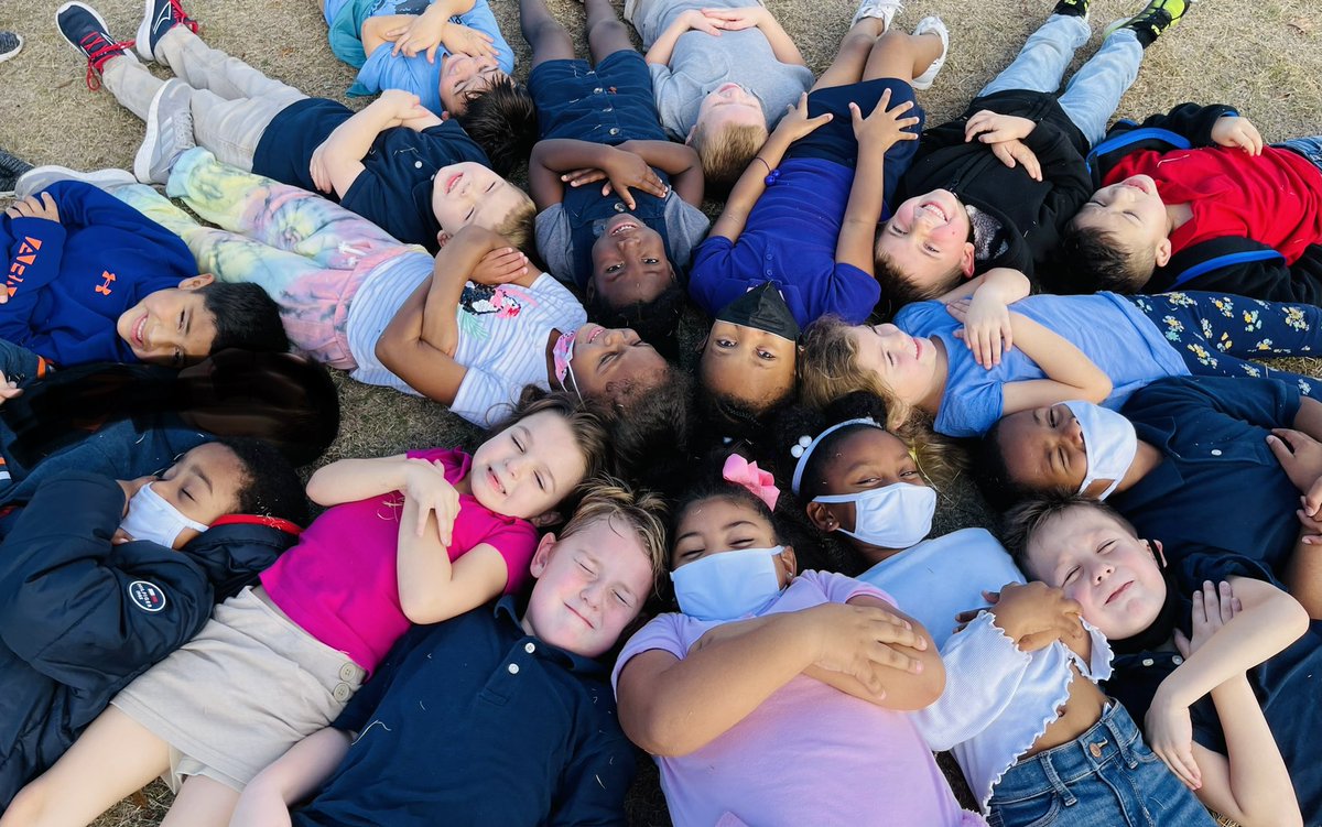 Poni3kj's tweet photo. DCEKBears - Friday Extravaganza. We enjoyed bounce houses, pizza, ice cream, treats and New Kindergarten Tshirts. What a great day. #DCEKBearsfun https://t.co/EeUfyTOUcd