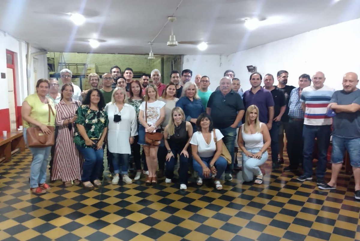 SebaSalvadorOk's tweet photo. Nos reunimos en #Berazategui con presidentes de comité, concejales y dirigentes de la Tercera Sección para planificar los objetivos para el próximo año. 

Seguiremos construyendo un radicalismo protagonista en todo el conurbano. https://t.co/uSf1NSwdvq
