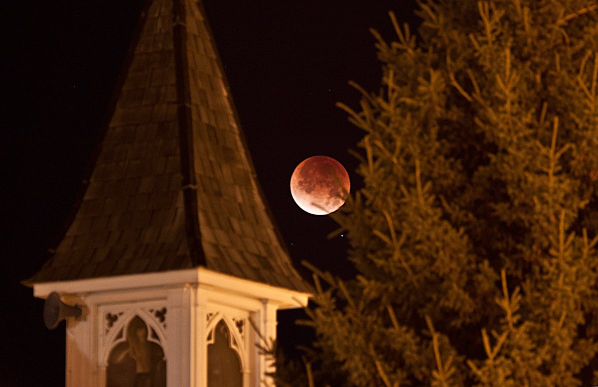 ABfoothillsWX's tweet photo. 10 years ago this evening we got to take in a beautiful clear lunar #eclipse  
December 10, 2011 https://t.co/4jA9ezQyTi