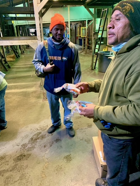 Handwarmers and snacks for the twilight for being under their DART injury frequency this PEAK season!!!! ❄️ Let's keep it up 💪
#TeamUPS #WeAreUPS #SafetyFirst 
<a href="/VictoriousMicah/">Micah Zellmer ™️</a> <a href="/Larry_smith23/">Larry Smith</a> <a href="/cordle_tony/">Tony Cordle</a> <a href="/joeboyleups/">Joe Boyle</a>