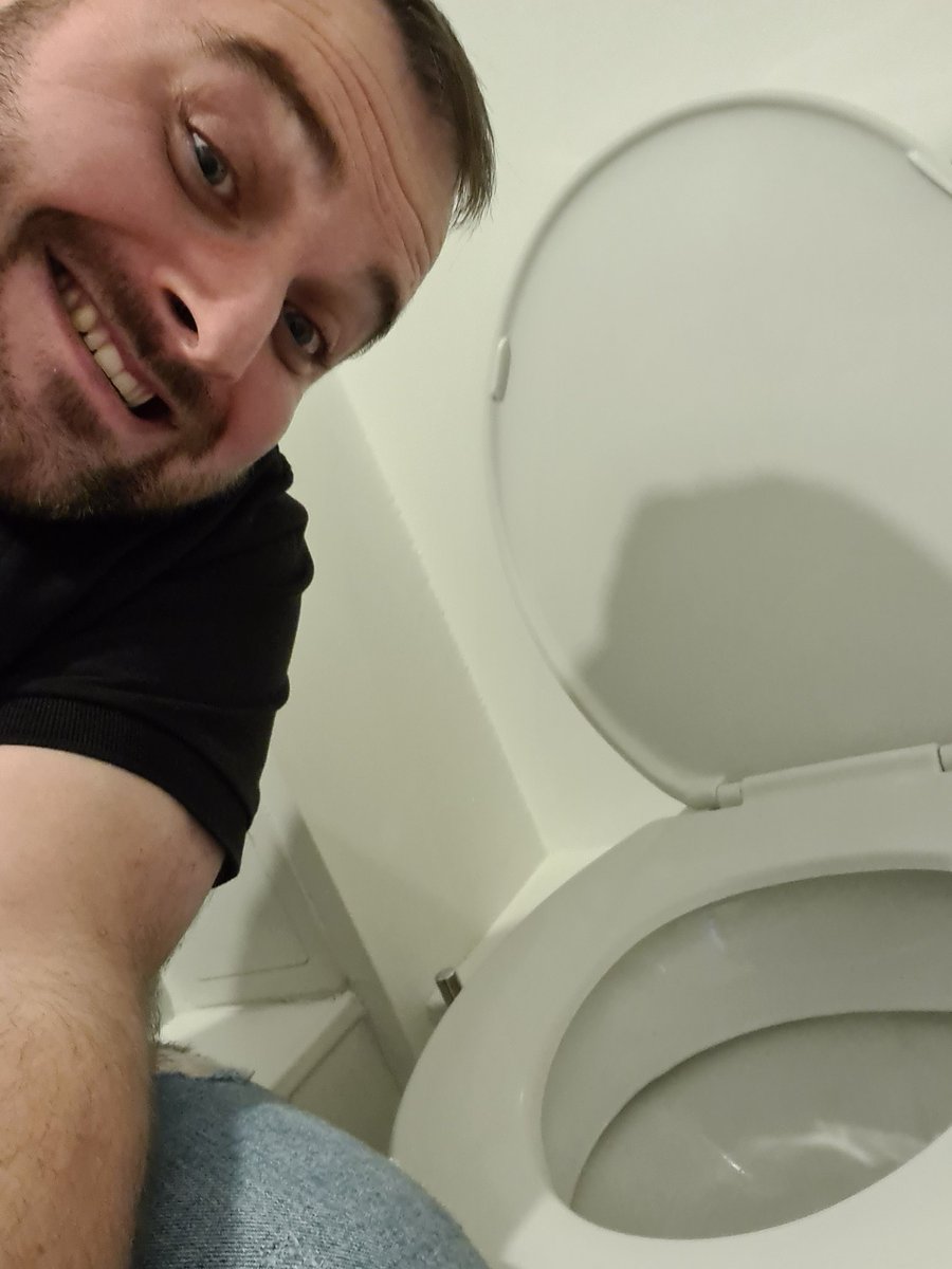 CJF250592's tweet photo. I'm no a toilet https://t.co/9MWNxPb9s6
