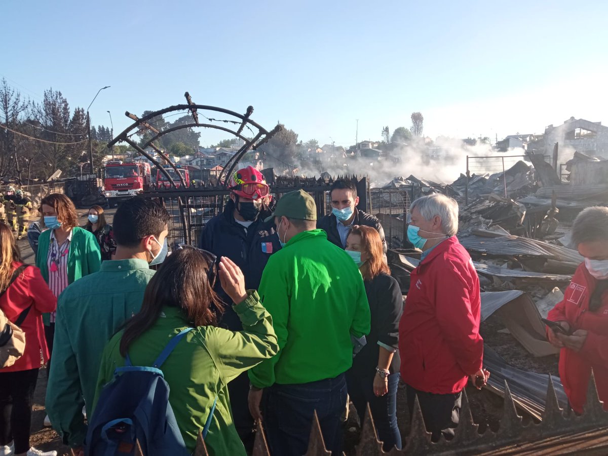 Senapred's tweet photo. Director y equipo regional de #ONEMILosLagos se mantienen realizando labores de cooordinación en zona de incendio forestal y estructural, que afectó a las poblaciones Camilo Henríquez y Yungay, en la comuna de Castro. https://t.co/8mMWeXRpIB