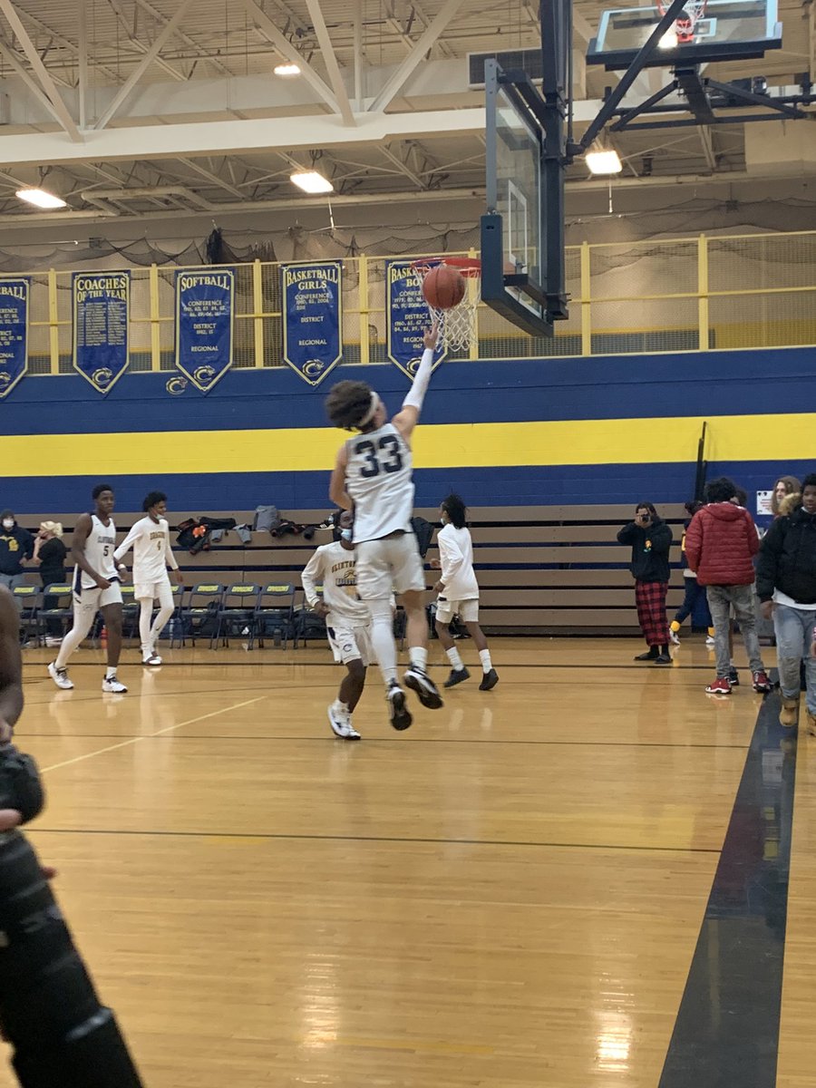 ShaunaHemler's tweet photo. @clintondalesch Varsity basketball about to start let’s keep the winning streak going! @CaylorVincent @GorneyKevin @BaggboyQuan @Luvmydragons @coachrtownsend #clintondalecares #letsgodragons https://t.co/6zJcQbJIVb