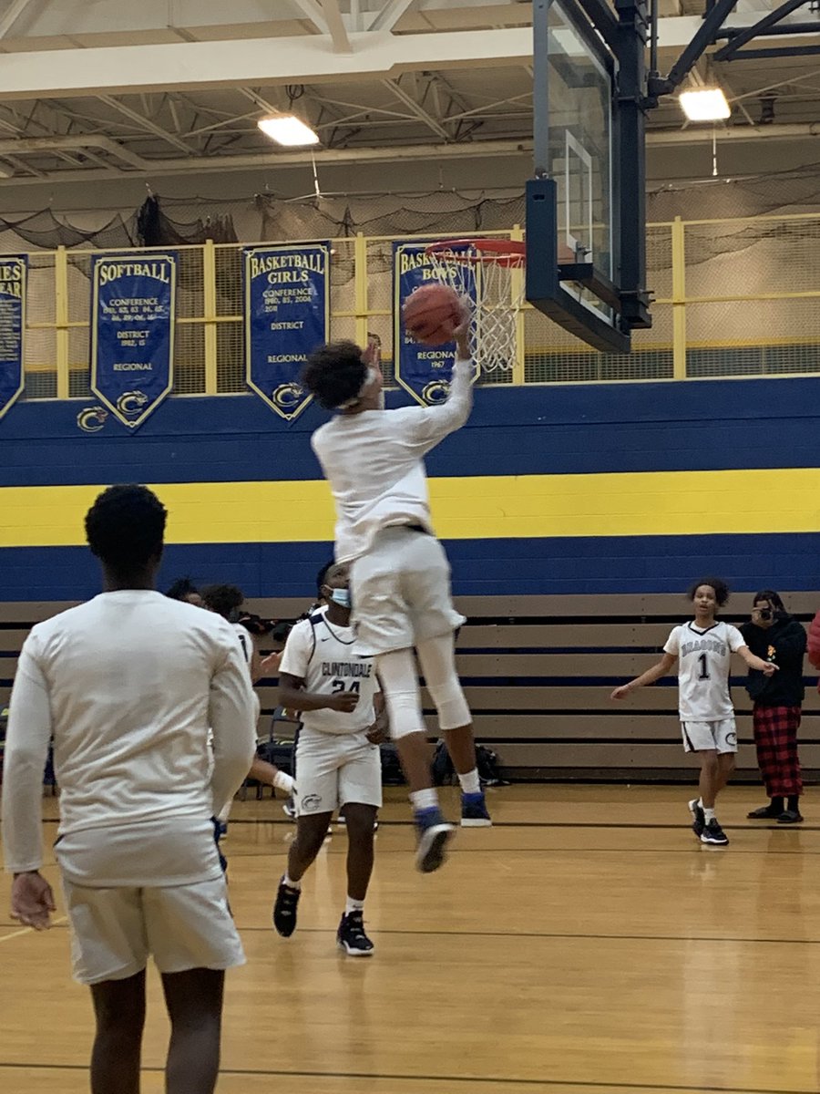 ShaunaHemler's tweet photo. @clintondalesch Varsity basketball about to start let’s keep the winning streak going! @CaylorVincent @GorneyKevin @BaggboyQuan @Luvmydragons @coachrtownsend #clintondalecares #letsgodragons https://t.co/6zJcQbJIVb