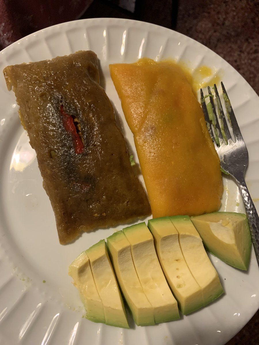 liacostacorniel's tweet photo. I don’t eat pork except for bacon and chicharrón so my aunt makes me pollo pasteles #nohagomana #PuertoRico #secondhome #conmami #pasteles #FelizNavidad #greenmeat #naranjalespr https://t.co/AheIq4ezRF