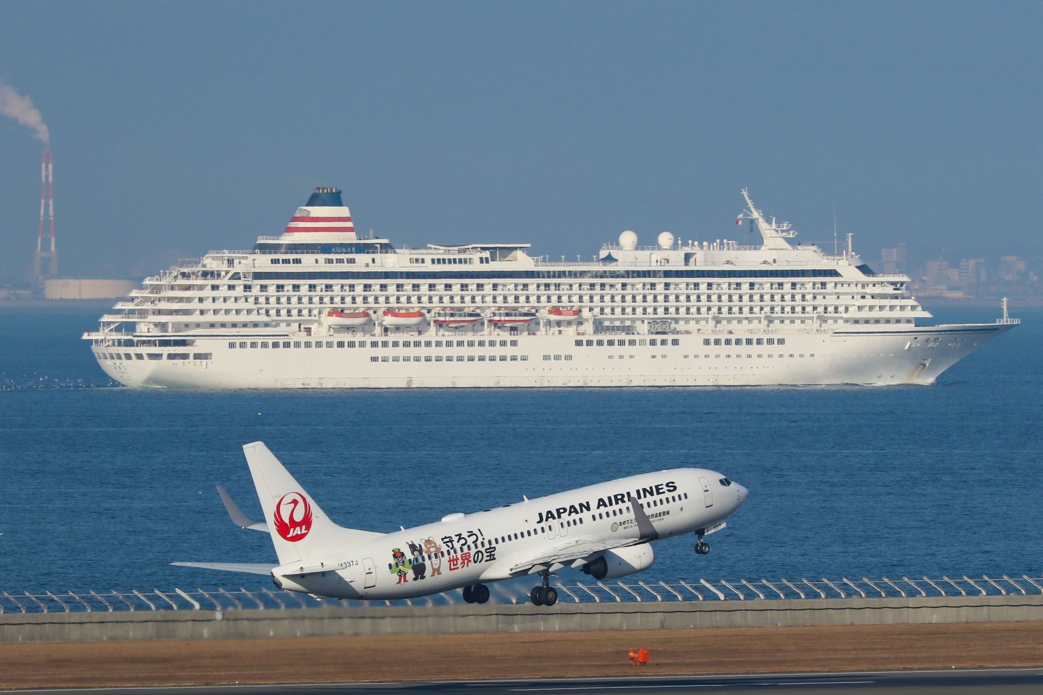 中部国際空港セントレア Jal3101便がセントレアから新千歳に向かって離陸です 沖合にはクルーズ船の飛鳥 Iiが航行していました 白い機体と船体 美しいですね T Co ecuhkonf Twitter