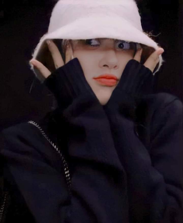 Cố lên mn ơi ngày cuối rồi cố gắng rt để đưa chị vào top 10 nào #MAMAVOTE #rosé