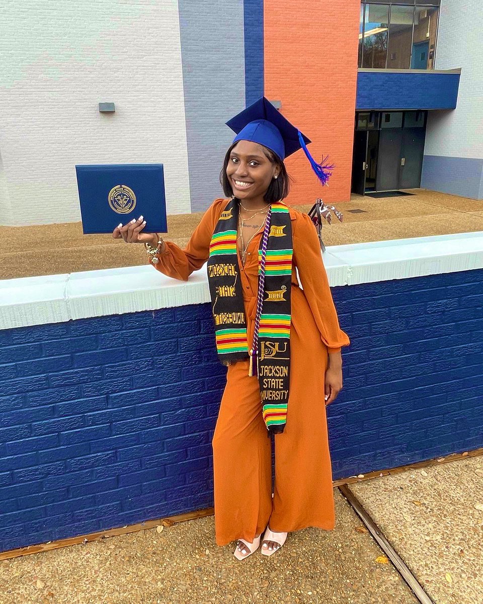 Hersheyyy__'s tweet photo. I slay every path I walk 🎓 
Degreed da G💙 
#JSUGRAD21
Alumniiiiii 🐅 https://t.co/0oM7w6a2iB