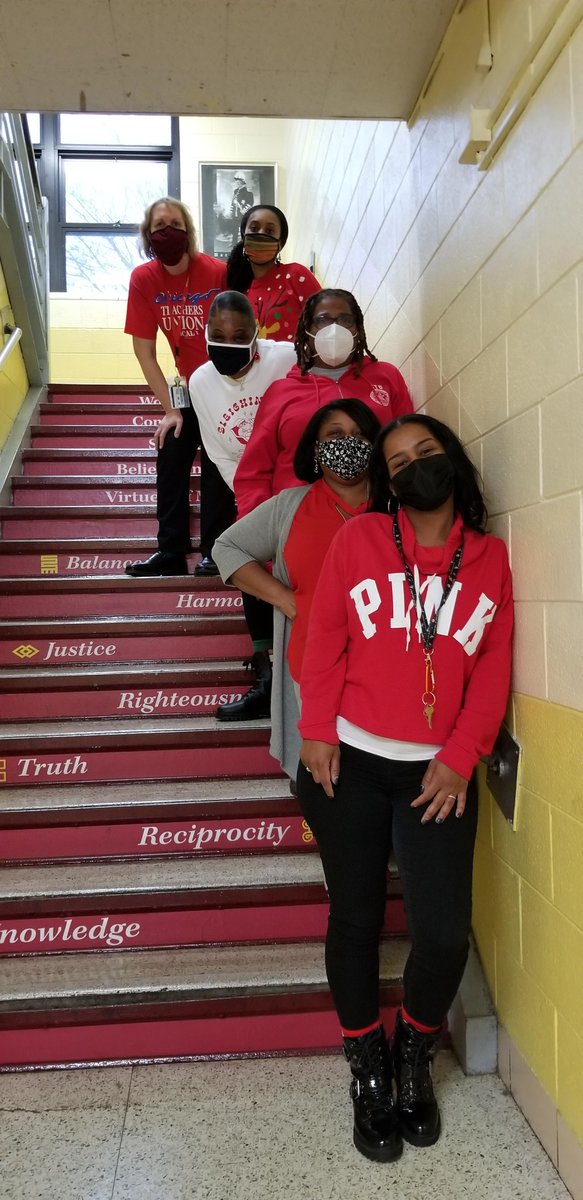 CTULocal1's tweet photo. Soildarity, from Woodlawn Community Elementary to Carnegie Elementary. #SolidarityFriday #NotOnTheSidelines https://t.co/2j460IPH0R