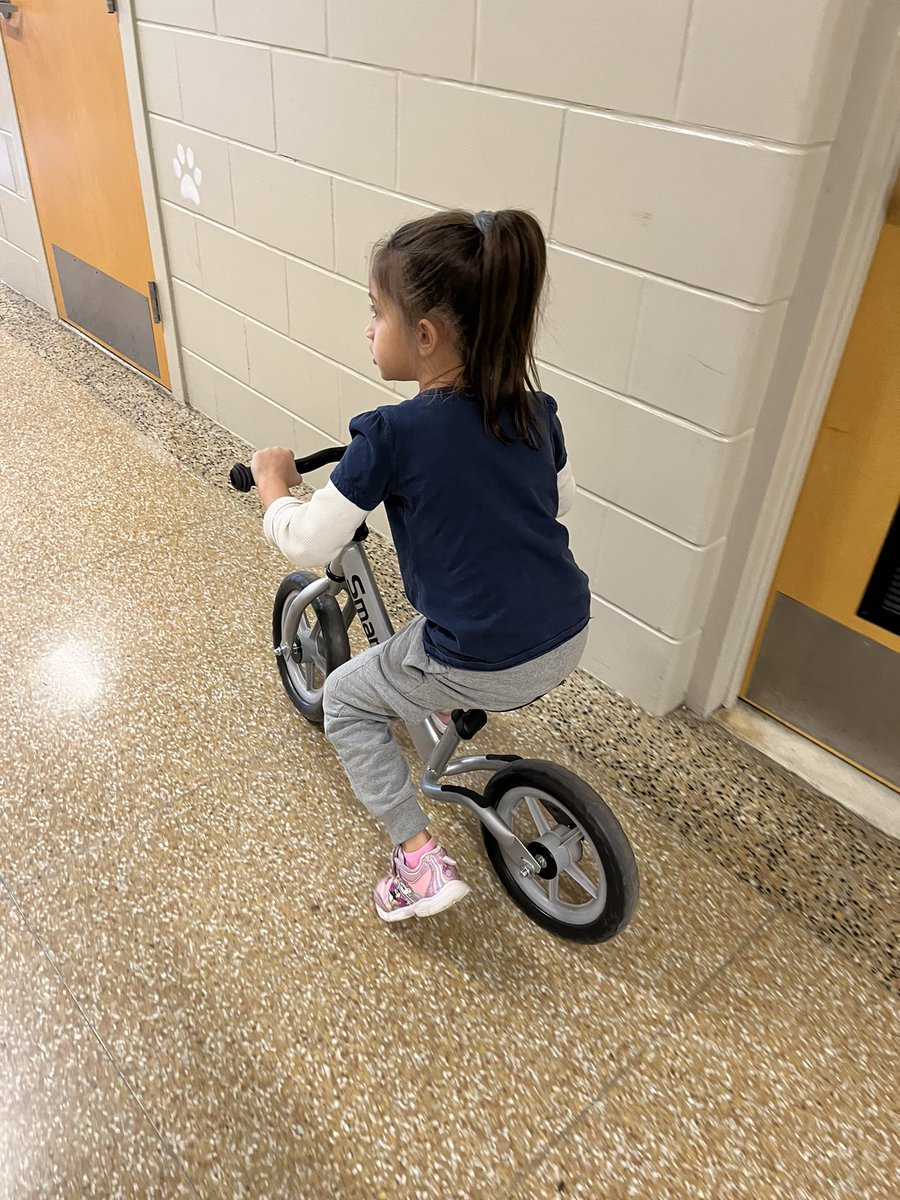 Sneaky way to work in balance &amp; attention to tasks 😉🚲@KESPrincipal6Cs <a href="/MrsMastroKES/">Kelly Mastrogiovanni</a>