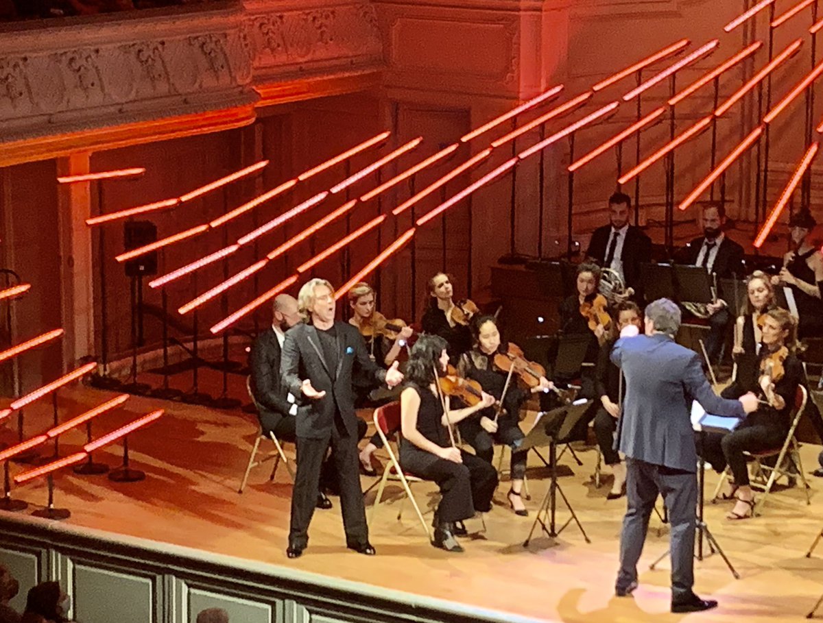 20 ans après son dernier récital dans cette même salle (et que nous avions sorti en DVD dans le « Live in Paris »), triomphe de Roberto Alagna Salle Gaveau ! Un programme intelligent, des airs rarement interprétés en récital.
Avec <a href="/MathieuHerzog/">mathieu herzog</a> et l’Ensemble Appassionato.