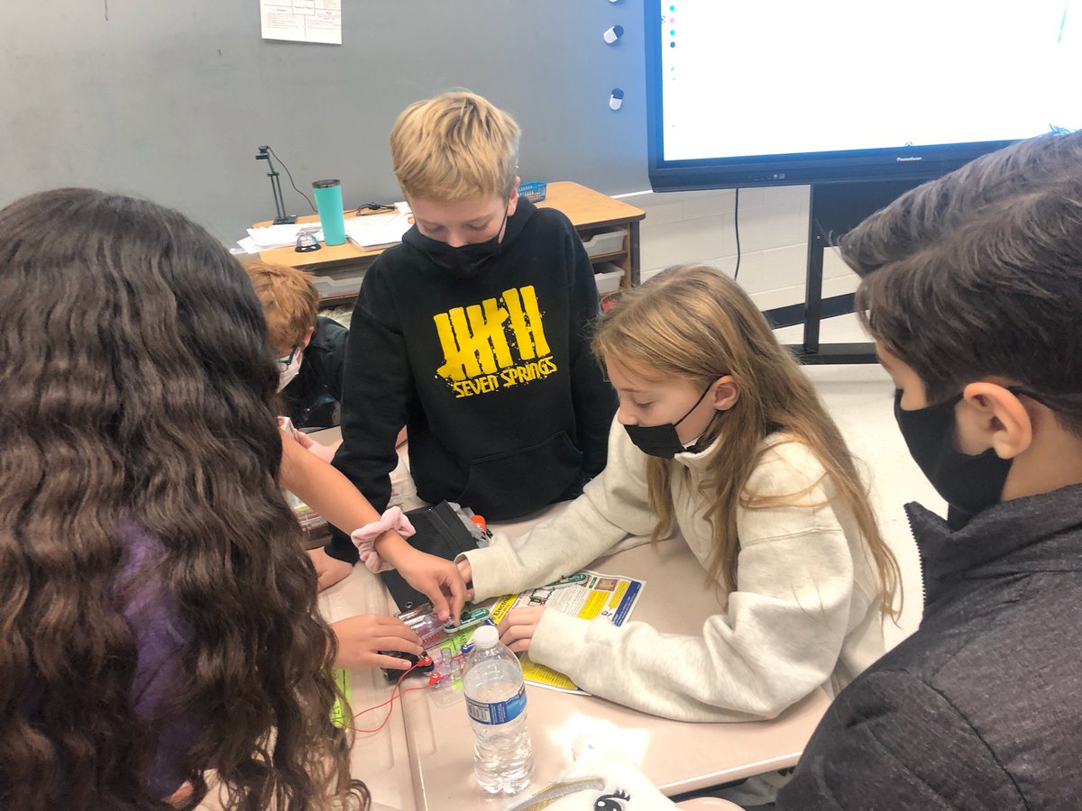 GregVeto92's tweet photo. Independent explorations this week to Kickstart circuits and currents. @CountrysideElem https://t.co/m3mYDiVwDq