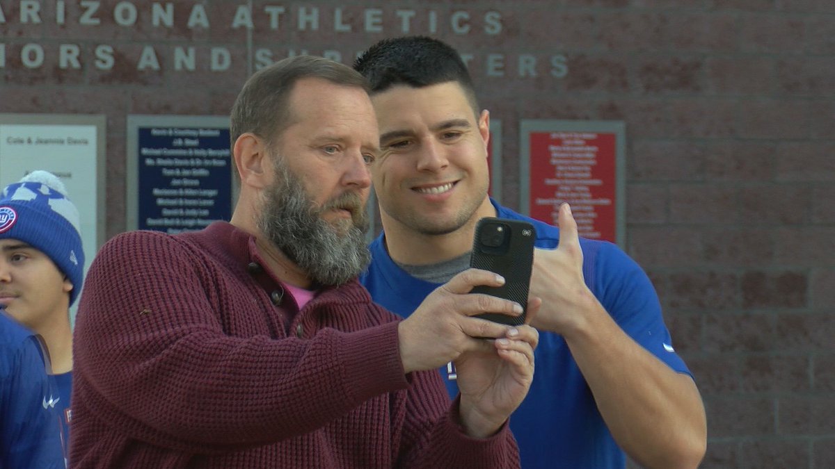 DavidKelly1290's tweet photo. #NYGiants in #Tucson
#BlakeMartinez greets his hometown fans. https://t.co/0bqdBft9N6