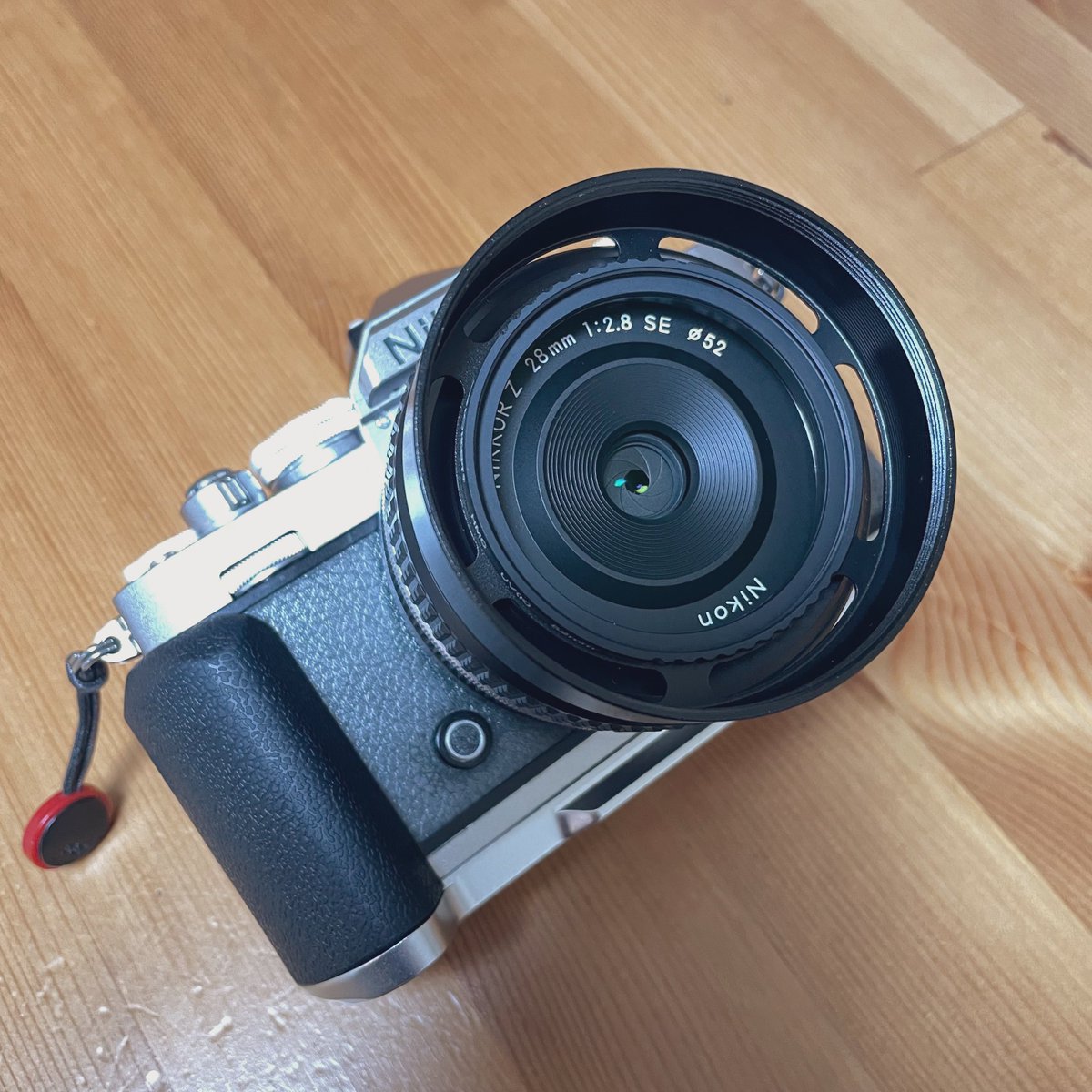iphone19751's tweet photo. NIKKOR Z 28mm f/2.8 SEにZEROPORT JAPAN の水平メタルフード装着 ケラれも無く良い
F-Foto HF-52が欠品で入手出来ないのでこちらを購入サイズ感が似ているし同じようにフード内にフィルター装着可能なのでとても良い 見た目こちらの方が好みなので👍#nikon #zfc #フード #NIKKOR #28mm #ZEROPORT https://t.co/W08P3Ajytt