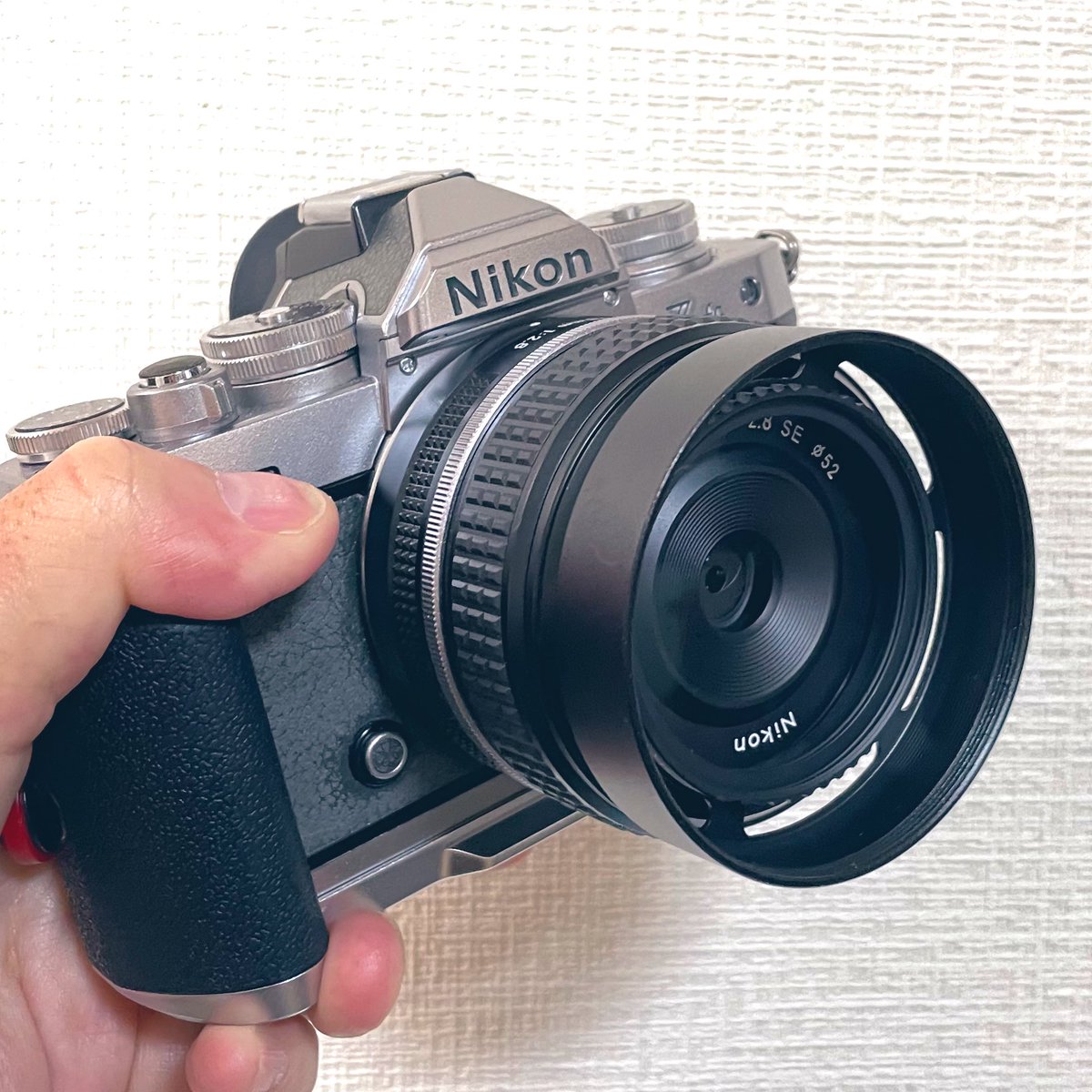iphone19751's tweet photo. NIKKOR Z 28mm f/2.8 SEにZEROPORT JAPAN の水平メタルフード装着 ケラれも無く良い
F-Foto HF-52が欠品で入手出来ないのでこちらを購入サイズ感が似ているし同じようにフード内にフィルター装着可能なのでとても良い 見た目こちらの方が好みなので👍#nikon #zfc #フード #NIKKOR #28mm #ZEROPORT https://t.co/W08P3Ajytt