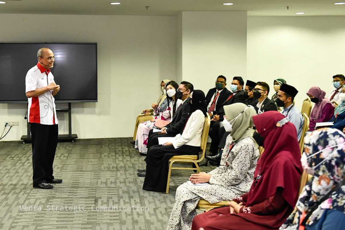 MohdShukriYajid's tweet photo. Delighted to officially welcome the new team of staff at @MSUMalaysia. Establishing shared purpose &amp; perspectives towards culture of excellence in the new competitive working world as we strive for #transforminglives &amp; #enrichingfuture. All the best of everyone! @MSUcollege https://t.co/bH2v4tszeE