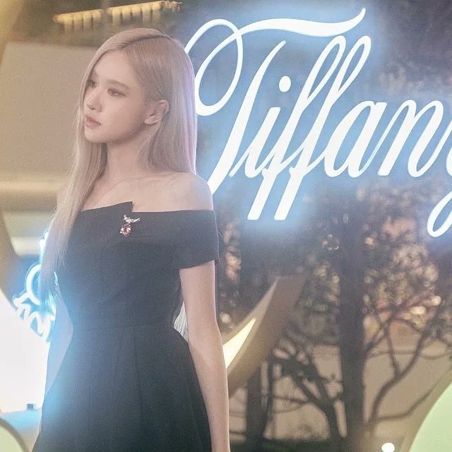 Sáng ngày mai đóng vote ở đây nên sáng nay mng vào đăng Tweet cho hôm nay và tối nay vào Tweet cho ngày mai luôn nhé. Nhớ Retweet thật nhiều nha , 1-2p 1 lần để tránh spam
I vote #MAMAVOTE #rosé