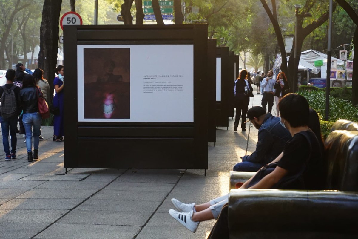 La exposición “Ausencia” está integrada por 15 fotografías a color en gran formato, las cuales bordan en la memoria de Gemma. Recórrela hasta el 10 de enero de 2022 en Avenida Paseo de la Reforma, frente a Reforma 222.