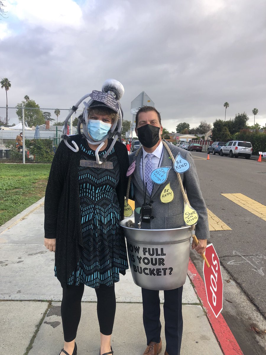 MrLewisSD's tweet photo. Dress like your favorite book/character #HowFullIsYourBucket @sdschools @BeKindDreamBig @howfullisyourbucket @PrincipalSloan1 @TobiePace https://t.co/ygRnf2hR44