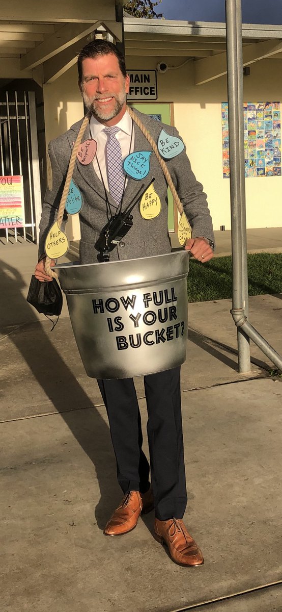 MrLewisSD's tweet photo. Dress like your favorite book/character #HowFullIsYourBucket @sdschools @BeKindDreamBig @howfullisyourbucket @PrincipalSloan1 @TobiePace https://t.co/ygRnf2hR44