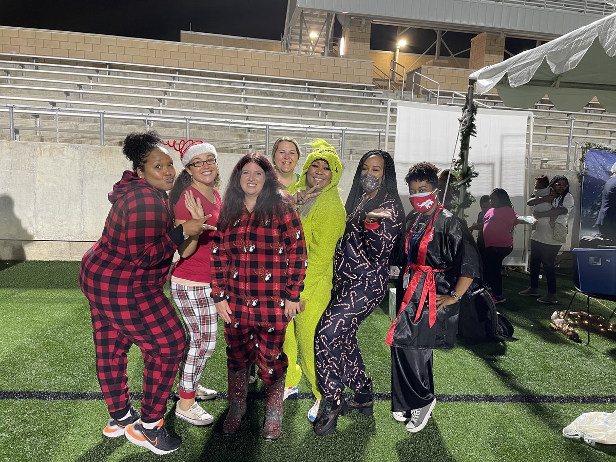 DrBrownEDU's tweet photo. WinterWonderland with real snow❄️☃️ What a joyous time for our @SpringISD community!🎄🎅#WeAreSpring #SpringPride https://t.co/URY4Xum4gn