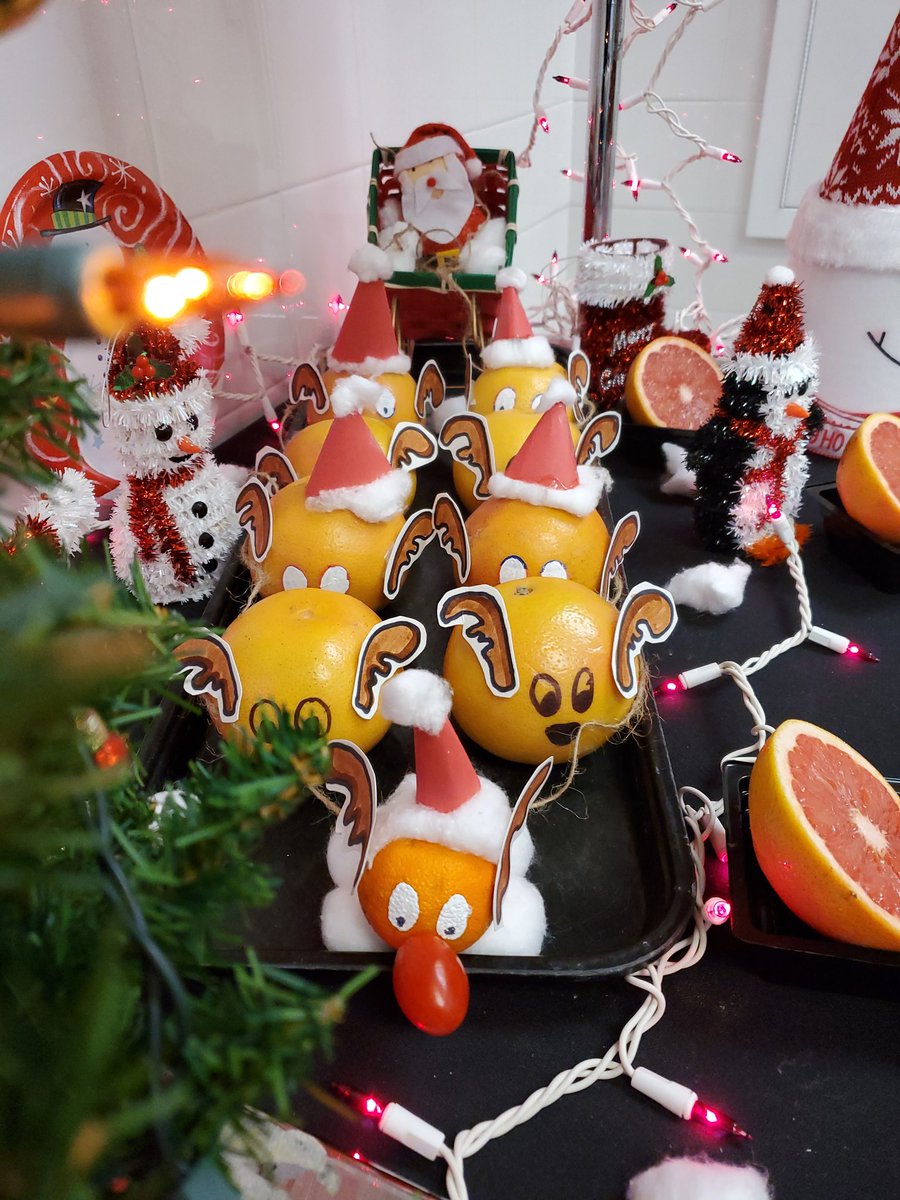CrystalgBeers's tweet photo. Santa & his Reindeer 🤔🍊 Rudolf is ready to show Hambrick Hawks the way to a healthy lunch! ♡ #LetsImpact #HambrickCafe https://t.co/O2K0ydideY https://t.co/GoyzPBR7hh