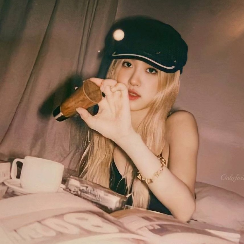RoseanneHank1's tweet photo. OUR CHOICE IS ROSÉ 
#MAMAVOTE #rosé https://t.co/LMhVdbpzxr