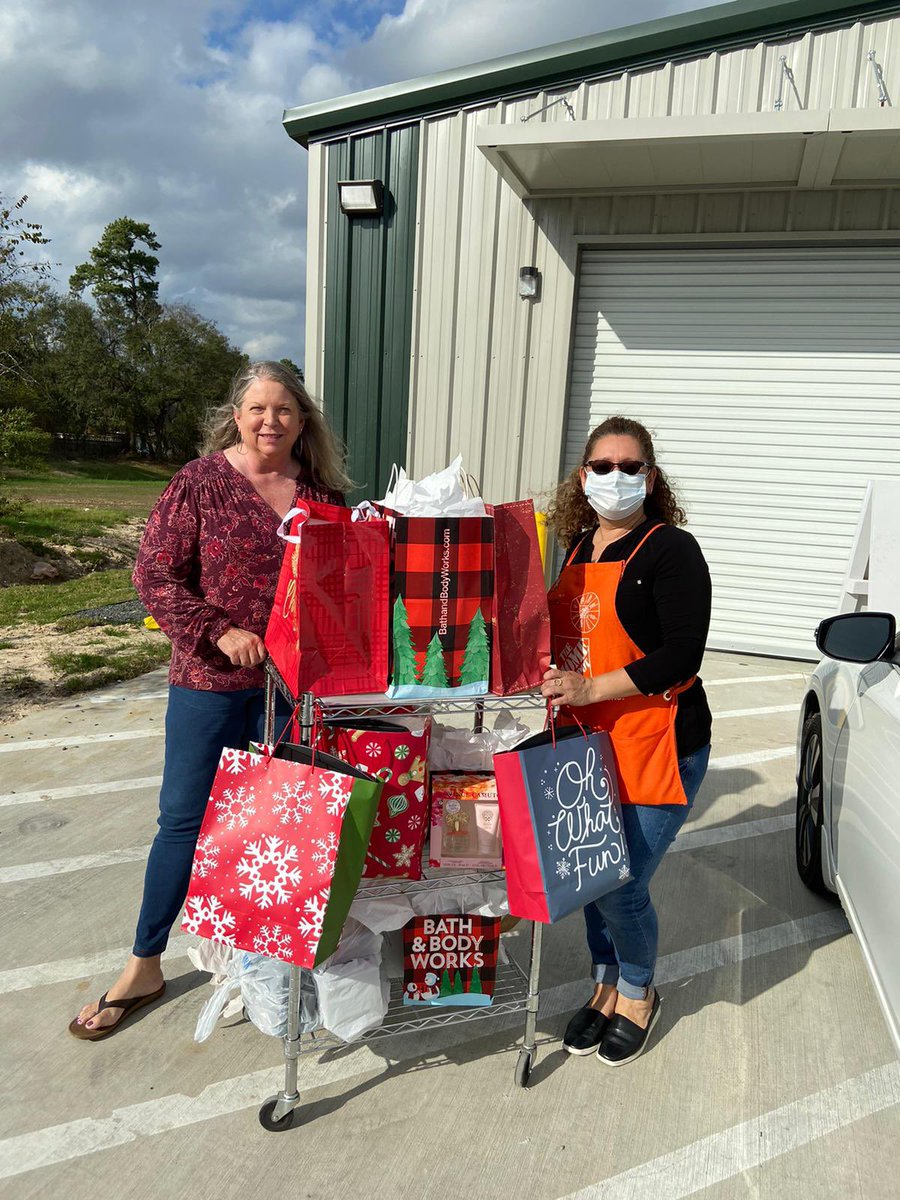 Houston DFC dropping off the gifts that the associates adopted @jenny_helme @Mcgalec99 @_ian_phelps @YoankyH @cmldonahue @arlette_guthrie https://t.co/XmOkxYmypj