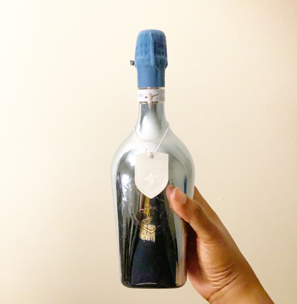 <a href="/licataawine/">Licataa</a>   <a href="/wallysofficial/">Wally's</a> in #BeverlyHills🌴 nice smooth flavor 🍇🍷 high quality premium #vino #wine  <a href="/raekwon/">Raekwon The Chef</a> #RaekwonTheChef #RaekwonWine #Licataa #licataawine 🐝👐🏾🍾  #wallysbeverlyhills # #wallyswine #wallyswineandspirits #spumante #sparklingredwine @Bori_Princess38