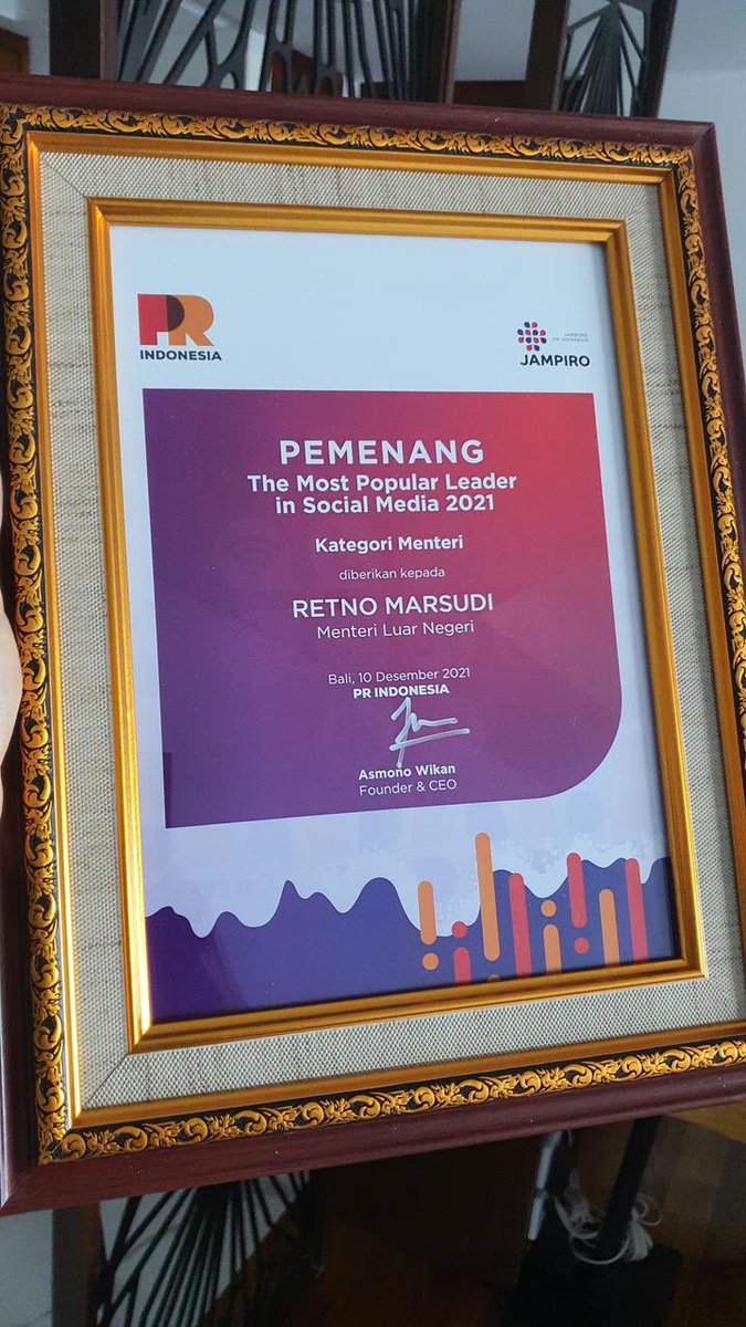 Menlu_RI's tweet photo. Saya juga menerima penghargaan Most Popular Leader in Social Media 2021 (10/21) dari PR Indonesia Group. Terima kasih! https://t.co/0GkXeWUZCr