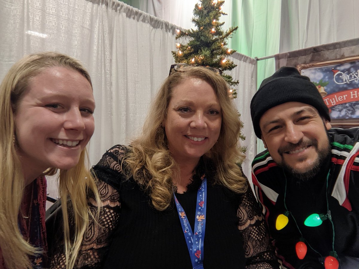 Sweetest humans on both sides of me. Cool Aunt Terry title still intact after today. Thanks @tyler_hynes  for being so gracious. ♥️🎄🤩 #ChristmasCon2021NJ #Thats4entertainment #Hynies