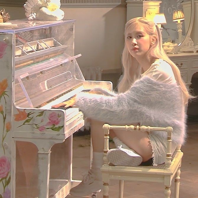 Good morning, blinks~ Let's vote for Rosé on twitter nnow! It's the last day everybody!!!! 🥰 #MAMAVOTE #rosé